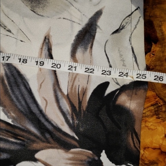 Investments size large gray silky print top cowl neck silky print short sleeve - Picture 5 of 7